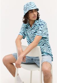 Mustang - MĘSKA KOSZULA MUSTANG Layton Waterprint Aop 1015241 12581. Okazja: na co dzień. Materiał: jeans, bawełna. Długość rękawa: krótki rękaw. Długość: krótkie. Wzór: kolorowy, paski. Sezon: lato, wiosna. Styl: casual, klasyczny, elegancki, wakacyjny #5