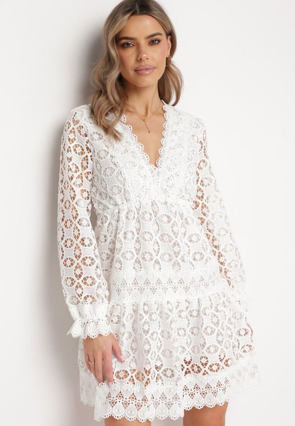 Born2be - Biała Sukienka Mellathe. Kolor: biały. Materiał: materiał, koronka. Długość rękawa: długi rękaw. Wzór: aplikacja, ażurowy. Styl: wizytowy. Długość: mini