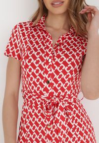 Born2be - Czerwona Sukienka Alethanthei. Okazja: na co dzień. Kolor: czerwony. Materiał: materiał. Długość rękawa: krótki rękaw. Wzór: geometria, aplikacja, nadruk. Typ sukienki: szmizjerki. Styl: casual, elegancki. Długość: midi #3