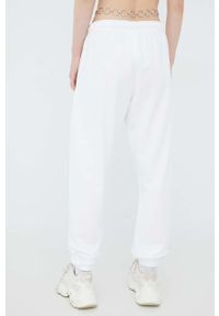 Champion spodnie dresowe 115041 damskie kolor biały z aplikacją. Kolor: biały. Materiał: dresówka. Wzór: aplikacja #2