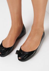 Born2be - Czarne Balerinki Loxes. Nosek buta: okrągły. Kolor: czarny. Materiał: lakier, guma. Szerokość cholewki: normalna. Wzór: aplikacja. Obcas: na płaskiej podeszwie