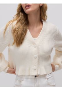 Reserved - Krótki kardigan z bawełną - kremowy. Kolor: kremowy. Materiał: bawełna. Długość: krótkie #1
