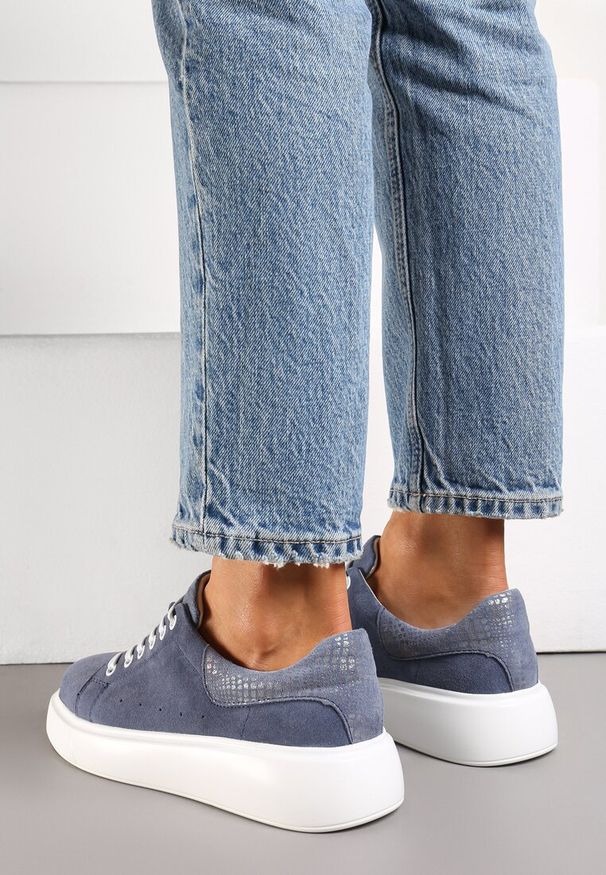 Renee - Niebieskie Sneakersy z Ozdobnym Zapiętkiem Emicca. Okazja: na co dzień, na spotkanie biznesowe, do pracy. Kolor: niebieski. Materiał: skóra. Sezon: lato, wiosna. Obcas: na obcasie