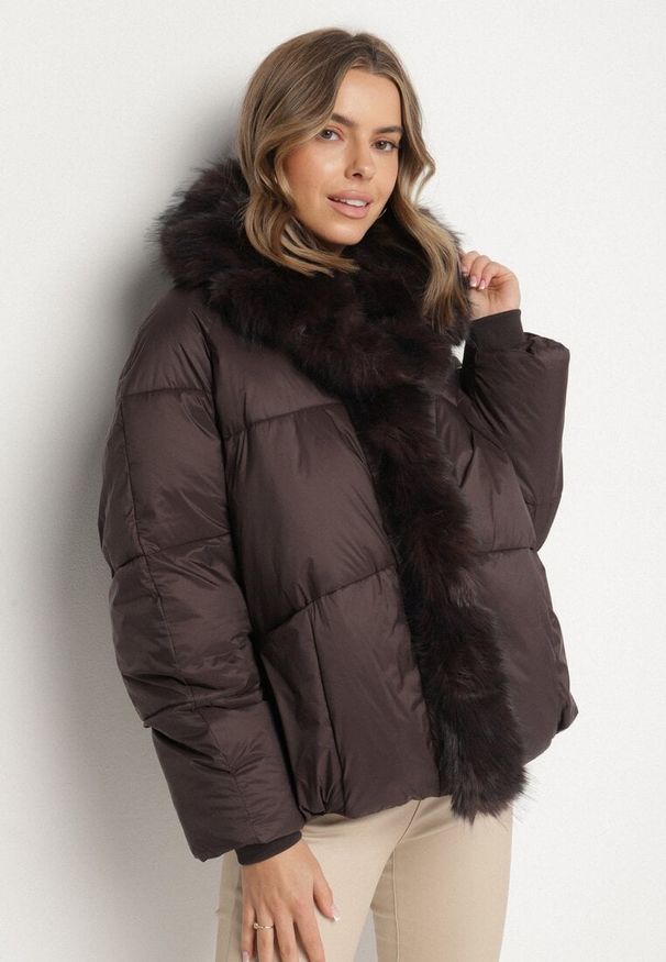 Born2be - Brązowa Pikowana Kurtka Oversize z Futrzanymi Zdobieniami Saranessa. Okazja: na co dzień. Kolor: brązowy. Materiał: futro. Wzór: aplikacja. Styl: casual
