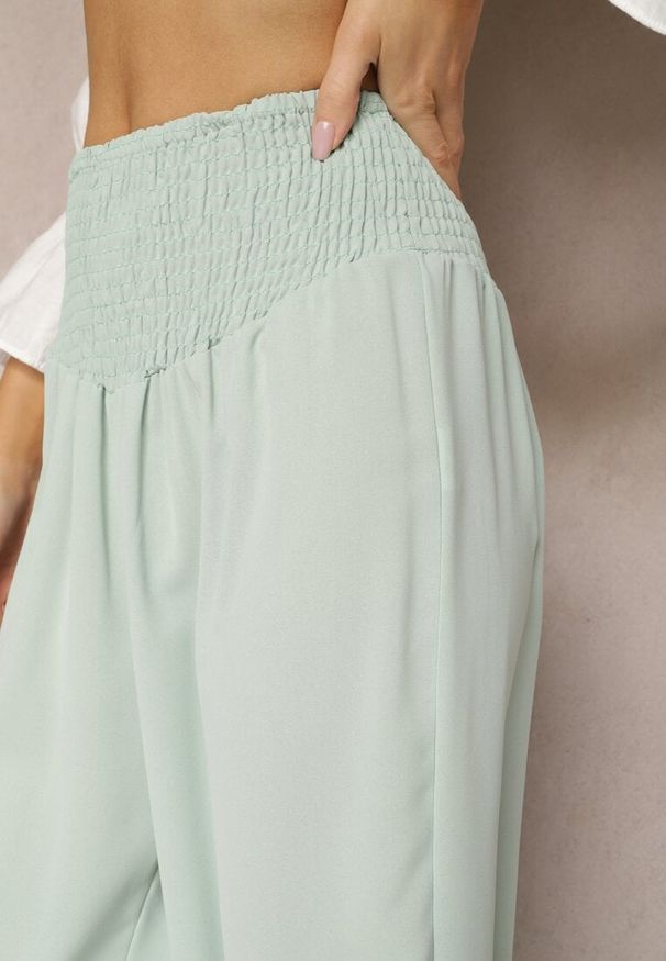 Renee - Jasnozielone Spodnie Kuloty High Waist z Gumką w Talii Lipadre. Stan: podwyższony. Kolor: zielony. Długość: krótkie