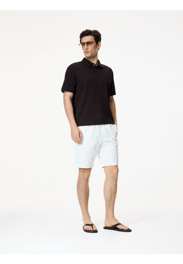 Reserved - Strukturalna koszulka polo comfort fit - ciemnobrązowy. Typ kołnierza: polo. Kolor: brązowy. Materiał: bawełna, dzianina