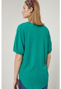 medicine - Medicine bluzka damska kolor zielony gładka. Okazja: na co dzień. Kolor: zielony. Materiał: tkanina. Długość rękawa: krótki rękaw. Długość: krótkie. Wzór: gładki. Styl: casual