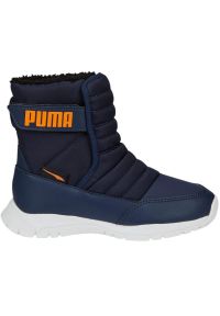 Buty Puma Nieve Wtr Ac Ps Jr 380745 06 niebieskie. Okazja: na spacer. Wysokość cholewki: przed kolano. Kolor: niebieski. Materiał: syntetyk, materiał, skóra ekologiczna, guma, futro. Szerokość cholewki: normalna. Sezon: jesień, zima. Sport: turystyka piesza