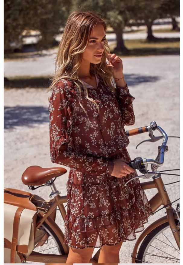 Sukienki.shop - Sukienka w kwiaty szyfonowa z falbankami w stylu BOHO brązowa mini. Typ kołnierza: kołnierz z falbankami. Kolor: brązowy. Materiał: szyfon. Wzór: kwiaty. Styl: boho. Długość: mini