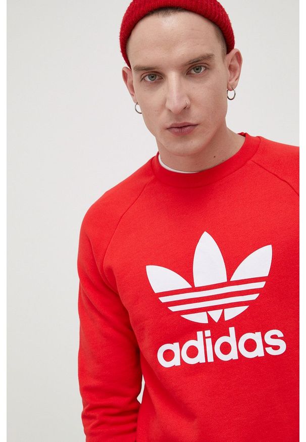 adidas Originals bluza bawełniana Adicolor męska kolor czerwony z nadrukiem. Okazja: na co dzień. Kolor: czerwony. Materiał: bawełna. Długość rękawa: raglanowy rękaw. Wzór: nadruk. Styl: casual