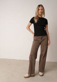 Born2be - Czarny Dopasowany T-shirt z Prążkowanej Tkaniny z Bawełny Acalenos. Okazja: na co dzień. Kolor: czarny. Materiał: prążkowany, bawełna, tkanina. Sezon: lato. Styl: casual, klasyczny, elegancki #3