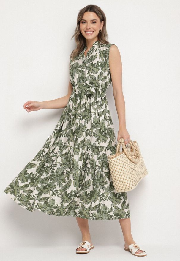 Born2be - Zielona Rozkloszowana Sukienka Bez Rękawów z Wiskozy z Wiązanym Paskiem Reviosae. Okazja: na co dzień. Typ kołnierza: dekolt w serek. Kolor: zielony. Materiał: wiskoza. Długość rękawa: bez rękawów. Typ sukienki: rozkloszowane. Styl: casual, klasyczny