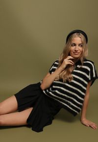 Born2be - Czarna Dzianinowa Kamizelka z Wełną Ozdobiona Paskami Aneline. Okazja: na spotkanie biznesowe, do pracy, na co dzień. Kolor: czarny. Materiał: wełna, dzianina. Wzór: aplikacja. Styl: klasyczny, biznesowy, casual #4