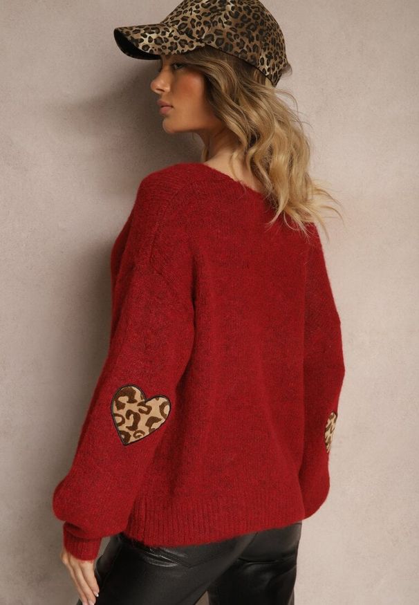 Renee - Bordowy Sweter z Wełną Ozdobiony Naszywkami na Rękawach Noraleen. Okazja: na co dzień. Kolor: czerwony. Materiał: wełna. Długość rękawa: długi rękaw. Długość: długie. Wzór: aplikacja. Sezon: jesień. Styl: casual, elegancki