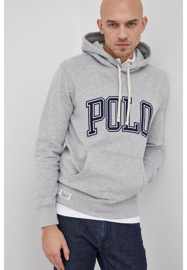 Polo Ralph Lauren Bluza męska kolor szary z kapturem z aplikacją. Okazja: na co dzień. Typ kołnierza: polo, kaptur. Kolor: szary. Materiał: dzianina. Wzór: aplikacja. Styl: casual