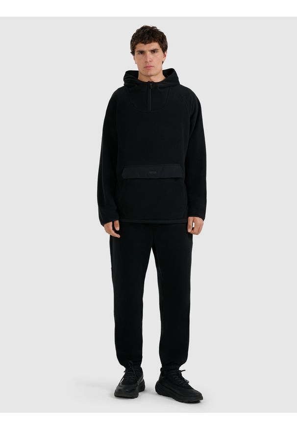 4f - 4F Spodnie dresowe polarowe męskie - czarne S. Kolor: czarny. Materiał: dresówka, polar