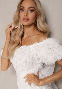 Renee - Biała Sukienka Koktajlowa Hiszpanka z Kwiatowym Motywem Ozdobiona Wiązaniem Navily. Okazja: na co dzień. Typ kołnierza: dekolt hiszpanka. Kolor: biały. Długość rękawa: krótki rękaw. Wzór: kwiaty, aplikacja. Typ sukienki: z odkrytymi ramionami. Styl: wizytowy #3