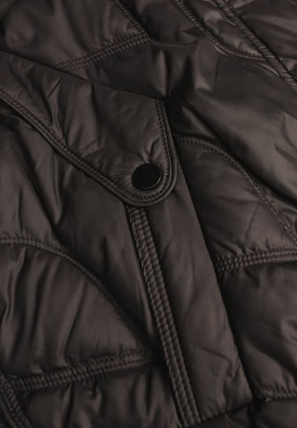 Born2be - Czarna Przejściowa Kurtka z Oryginalnym Pikowaniem i Kapturem Aruvitte. Okazja: na co dzień, na spacer. Kolor: czarny. Materiał: jeans, poliester. Styl: casual