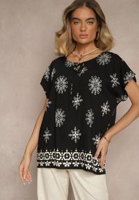 Renee - Czarna Bluzka z Wiskozą z Krótkim Rękawem Zdobiona Wiązaniem i Wzorem Boho Dannilsa. Okazja: na co dzień. Kolor: czarny. Materiał: wiskoza. Długość rękawa: krótki rękaw. Długość: krótkie. Wzór: aplikacja. Sezon: lato. Styl: boho #5
