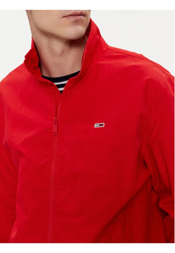 Tommy Jeans Kurtka bomber Essential DM0DM17982 Czerwony Regular Fit. Kolor: czerwony. Materiał: syntetyk