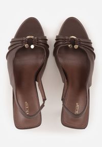 Renee - Brązowe Sandały na Szpilce VICES z Metaliczną Ozdobą i Marszczeniem Orinlisa. Kolor: brązowy. Wzór: aplikacja. Sezon: lato. Obcas: na szpilce #8