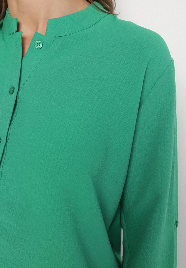 Born2be - Zielona Koszula z Podwijanymi Rękawami Ilanielis. Okazja: na co dzień. Kolor: zielony. Materiał: jeans. Styl: elegancki, casual