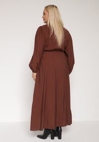 Born2be - Brązowa Sukienka z Wiskozą o Kopertowym Kroju z Wiązaniem w Talii Fezara. Kolekcja: plus size. Kolor: brązowy. Materiał: wiskoza. Typ sukienki: kopertowe. Styl: elegancki, klasyczny #4