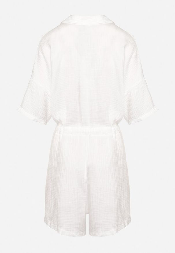 Born2be - Biały Muślinowy Kombinezon z Bawełny Wiązany w Talii z Guzikami Dlirena. Kolor: biały. Materiał: bawełna. Długość rękawa: krótki rękaw. Długość: krótkie. Styl: elegancki