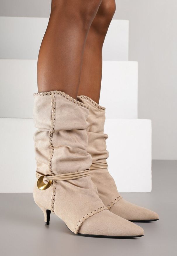 Born2be - Beżowe Marszczone Botki na Obcasie Typu Kaczuszka ze Sznurkiem i Ozdobą Avidvire. Okazja: na co dzień. Kolor: beżowy. Materiał: jeans. Wzór: aplikacja. Obcas: na obcasie. Styl: casual, elegancki. Wysokość obcasa: średni