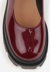 Renee - Bordowe Półbuty Lakierowane na Platformie i Słupku w Stylu Mary Jane Omela. Okazja: do pracy, na spotkanie biznesowe. Zapięcie: sprzączka. Kolor: czerwony. Materiał: lakier. Obcas: na platformie. Styl: wizytowy, klasyczny, biznesowy, elegancki #2