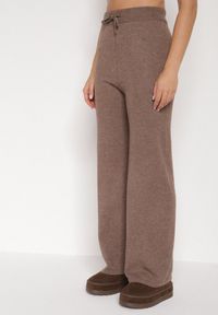 Born2be - Ciemnobeżowy Klasyczny Dzianinowy Komplet z Wiskozą Szerokie Spodnie i Sweter Półgolf Reillena. Kolor: beżowy. Materiał: dzianina, wiskoza #5