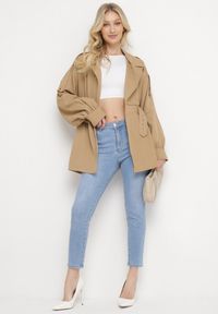 Born2be - Ciemnobeżowy Krótki Płaszcz z Bufiastymi Rękawami i Elastycznym Paskiem z Klamrą Lirenda. Okazja: na co dzień. Kolor: beżowy. Długość: krótkie. Styl: casual, elegancki, klasyczny #5