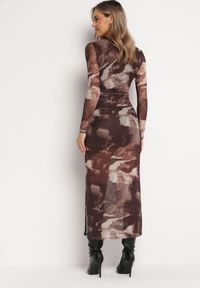 Born2be - Brązowa Siateczkowa Sukienka Maxi z Marszczeniem i Rozcięciem Valpuri. Kolor: brązowy. Materiał: tkanina. Wzór: aplikacja. Styl: elegancki. Długość: maxi