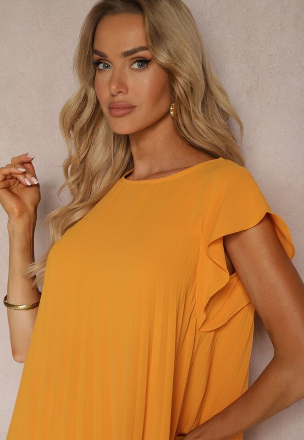 Renee - Pomarańczowa Rozkloszowana Sukienka z Plisowaniem i Krótkim Rękawem Hevina. Okazja: na co dzień, na spotkanie biznesowe, do pracy. Kolor: pomarańczowy. Długość rękawa: krótki rękaw. Typ sukienki: rozkloszowane. Styl: biznesowy, casual