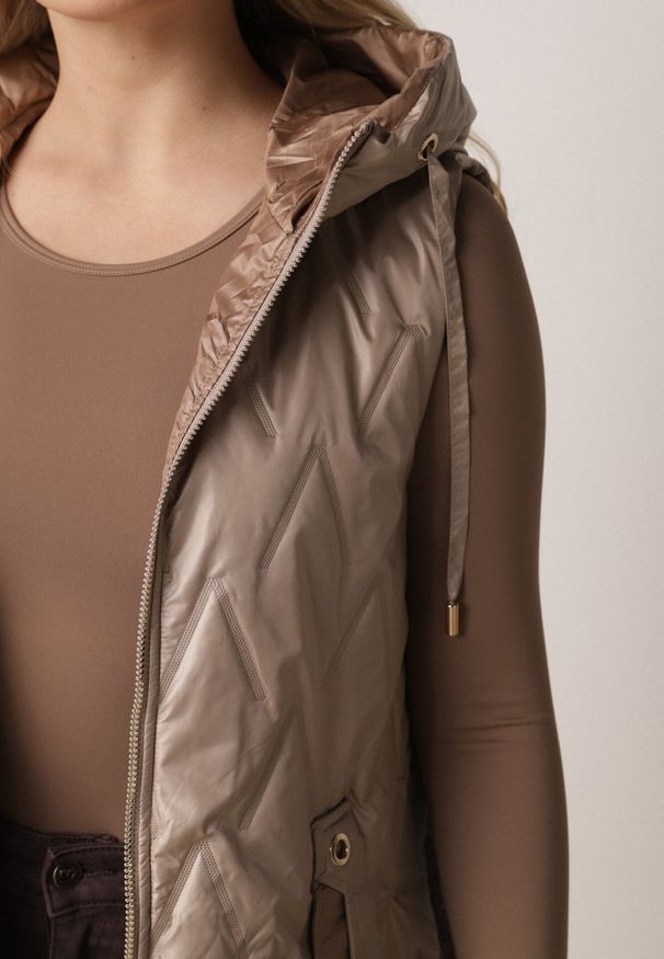 Born2be - Brązowa Pikowana Kamizelka o Długim Kroju z Nieodpinanym Kapturem w Romby Dephice. Okazja: na co dzień. Typ kołnierza: kaptur. Kolor: brązowy. Materiał: jeans, materiał. Długość: długie. Styl: casual, elegancki