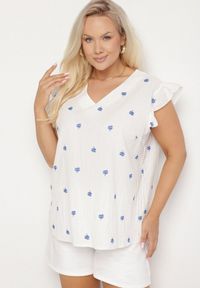 Born2be - Biała Bluzka z Bawełny Ozdobiona Falbankami i Koniczynkami Dolassea. Okazja: na spacer, na co dzień. Typ kołnierza: kołnierz z falbankami. Kolor: biały. Materiał: bawełna. Długość rękawa: krótki rękaw. Długość: krótkie. Wzór: aplikacja. Styl: casual, elegancki #7