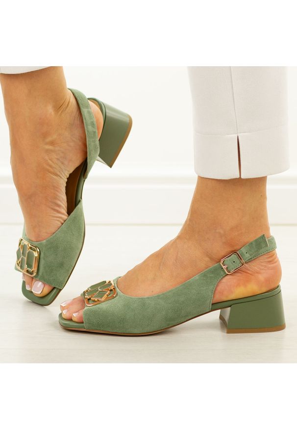 Zielone skórzane sandały damskie DiA 3127. Okazja: na co dzień, na wesele, na ślub cywilny. Kolor: zielony. Materiał: skóra, zamsz. Wzór: aplikacja. Sezon: wiosna, lato. Obcas: na obcasie. Styl: elegancki, klasyczny, casual. Wysokość obcasa: średni