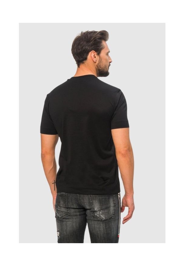 Emporio Armani - EMPORIO ARMANI Czarny t-shirt męski ze srebrnym logo. Kolor: czarny. Materiał: prążkowany. Wzór: aplikacja