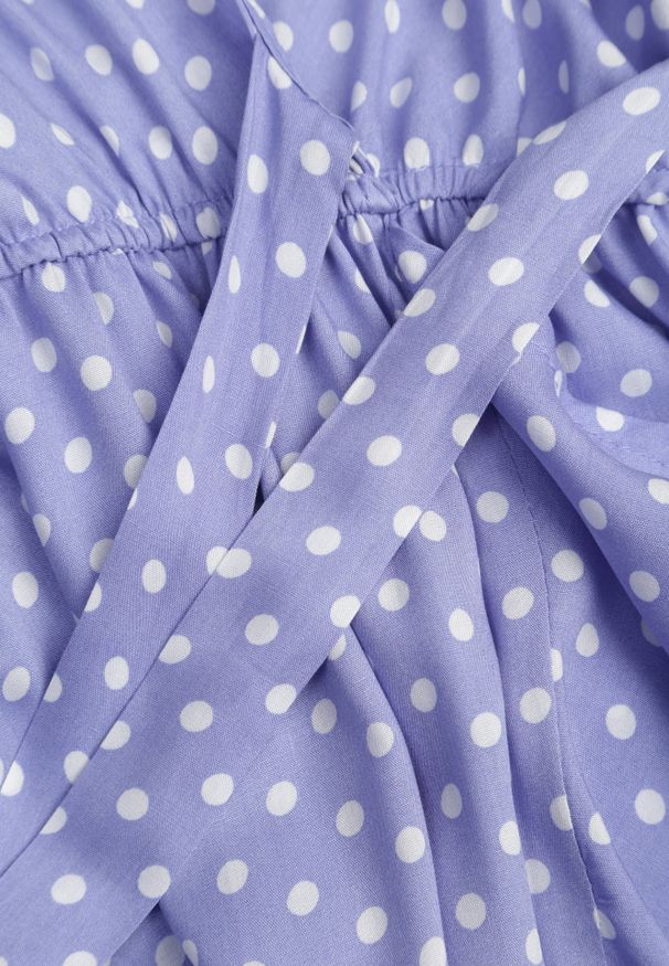 Renee - Liliowa Sukienka Boliphise. Kolor: fioletowy. Materiał: wiskoza, materiał. Wzór: nadruk, grochy. Typ sukienki: kopertowe. Styl: retro. Długość: midi