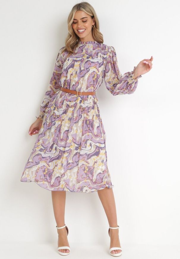 Born2be - Fioletowa Sukienka Midi z Plisowanej Tkaniny z Paskiem z Klamerką Siaha. Kolor: fioletowy. Materiał: tkanina. Sezon: wiosna, jesień. Długość: midi