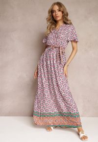 Renee - Różowa Sukienka Maxi z Paskiem i Gumką w Talii w Ornamentalny Wzór Calvim. Kolor: różowy. Długość: maxi