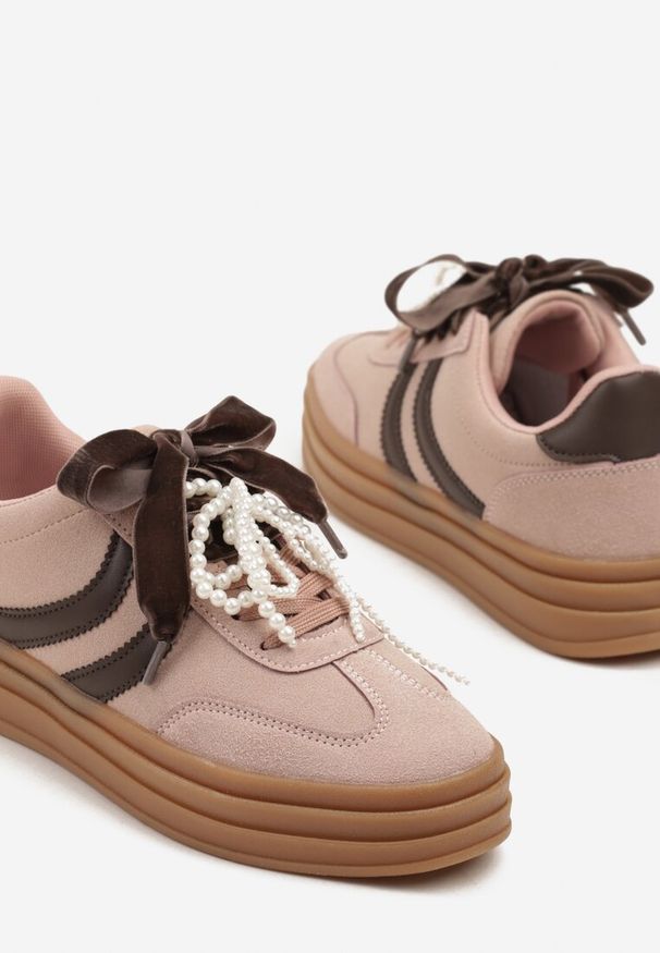 Renee - Różowe Sneakersy Tenisówki na Tłoczonej Platformie Ozdobione Perłami Ashinne. Okazja: na co dzień. Kolor: różowy. Wzór: aplikacja. Obcas: na platformie