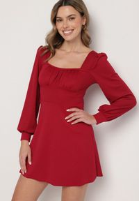 Born2be - Różowa Sukienka z Bufiastymi Rękawami i Kwadratowym Dekoltem Sopanielle. Okazja: na co dzień. Typ kołnierza: dekolt kwadratowy. Kolor: różowy. Materiał: skóra. Styl: klasyczny, casual #1