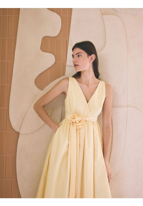 Reserved - Sukienka midi z ozdobnym paskiem - jasnożółty. Kolor: żółty. Materiał: tkanina. Wzór: gładki. Długość: midi