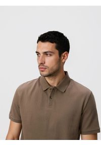 Reserved - Koszulka polo regular ze strukturalnej dzianiny - brązowy. Typ kołnierza: polo. Kolor: brązowy. Materiał: dzianina #1
