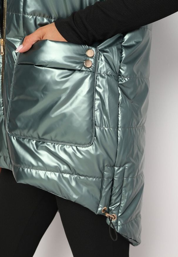 Born2be - Ciemnozielona Pikowana Kamizelka z Kapturem i Troczkami na Dole Terinaes. Okazja: na spacer, na co dzień. Typ kołnierza: kaptur. Kolor: zielony. Materiał: jeans. Styl: casual, elegancki