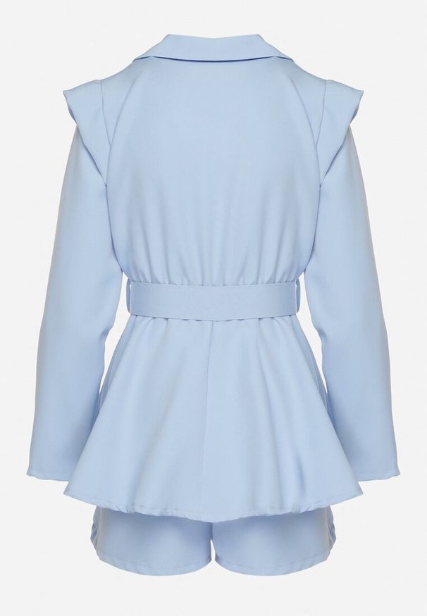 Born2be - Jasnoniebieski Kombinezon w Stylu Garniturowym z Paskiem i Ozdobnym Guzikiem Arazia. Kolor: niebieski. Styl: elegancki
