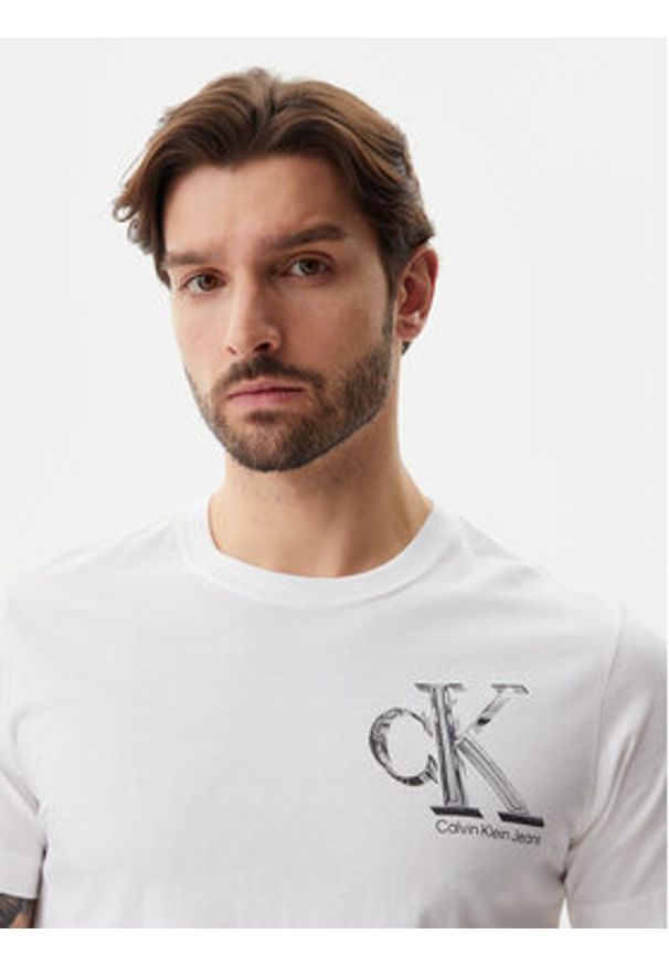 Calvin Klein Jeans T-Shirt Meta Monogram J30J325498 Biały Regular Fit. Kolor: biały. Materiał: bawełna
