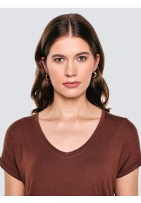 Big-Star - Koszulka damska o luźnym kroju brązowa Valeria 804. Typ kołnierza: dekolt w serek. Kolor: brązowy. Materiał: dzianina, wiskoza, skóra, jeans. Długość rękawa: krótki rękaw. Długość: krótkie. Styl: klasyczny #3
