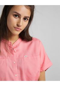 Lee - LEE CAP SLEEVE SHIRT DAMSKA KOSZULA KRÓTKI RĘKAW CHERRY BLOSSOM L46FZBQJ 112110920. Długość rękawa: krótki rękaw. Długość: krótkie